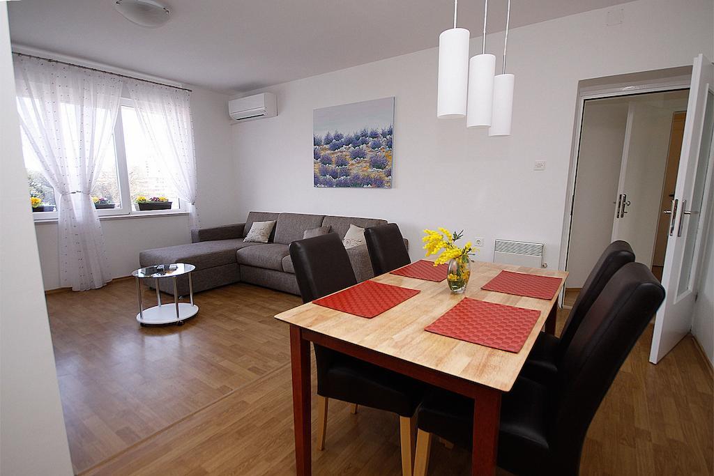 City Center Accommodation Zára Szoba fotó